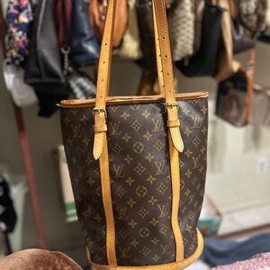 SOLD. 






Vintage Louis Vuitton Brown and Tan Monogram GM bucket bag